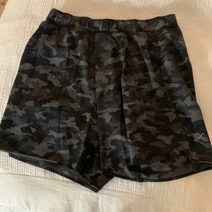 Lululemon Surge Lined Short 6", size medium, black/gray camo